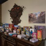 Étagère de jeux de société au Village Secret