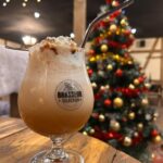 Boisson chaude dans l’ambiance de Noël du Village Secret