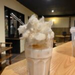 Cocktail gourmand servi à la taverne du Village Secret à Strasbourg