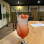 Cocktail orange servi à la taverne du Village Secret