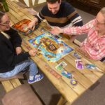 Jeu de plateau entre joueurs au Village Secret