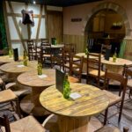Salle de taverne avec tables au Village Secret